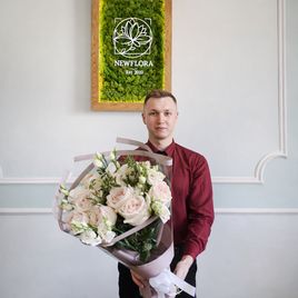 Букет 9 пионовидных роз с лизиантусом