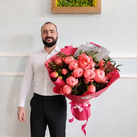 Букет 15 крупных коралловых пионов