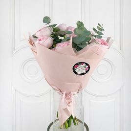 Букет 7 ранункулюсов с эвкалиптом