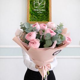 Букет 7 ранункулюсов с эвкалиптом