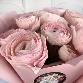 Букет 9 розовых ранункулюсов