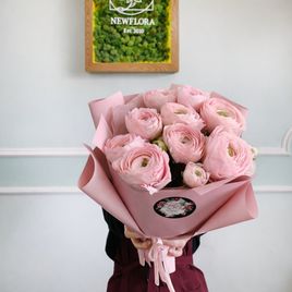 Букет 9 розовых ранункулюсов