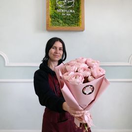 Букет 9 розовых ранункулюсов