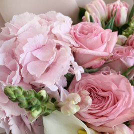 Букет 15 тюльпанов с пионовидными душистыми розами и гортензией