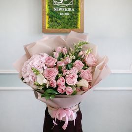 Букет 15 тюльпанов с пионовидными душистыми розами и гортензией