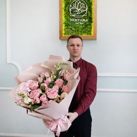 Букет 15 тюльпанов с пионовидными душистыми розами и гортензией