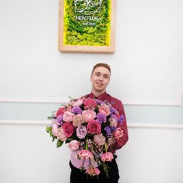 Шляпная коробка с розами, тюльпанами и озотамнусом