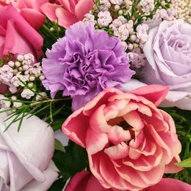 Шляпная коробка с розами, тюльпанами и озотамнусом