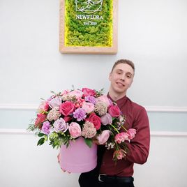 Шляпная коробка с розами, тюльпанами и озотамнусом