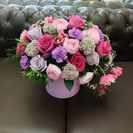 Шляпная коробка с розами, тюльпанами и озотамнусом