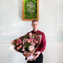 Букет пионовидных роз с лизиантусом и озотамнусом