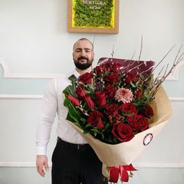 Букет 19 красных роз с вербой и монстерой XXL