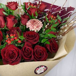 Букет 19 красных роз с вербой и монстерой XXL