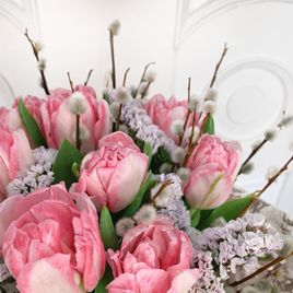 Букет 9 тюльпанов с вербой и статицей