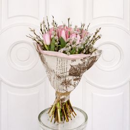 Букет 9 тюльпанов с вербой и статицей