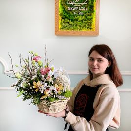 Корзина орхидеи цимбидиум со статицей и лизиантусом
