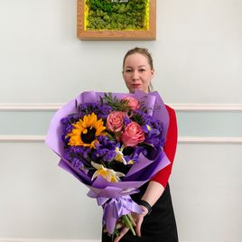 Букет ирисов с нарциссами и подсолнухом