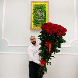 Букет 37 красных роз высотой 160 см (Эквадор)