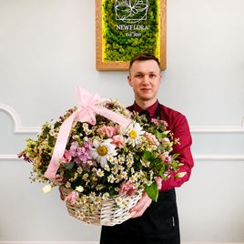 Корзина ромашек с лизиантусами