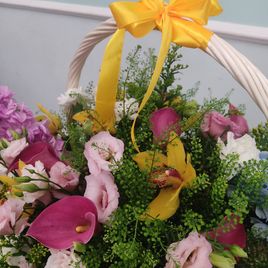 Корзина цветов с орхидеями, каллами и гвоздикой