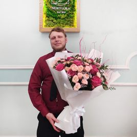 Букет роз со статицей и зеленью