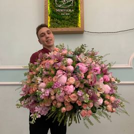 Букет пионов с кустовой розой и маттиолой