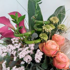 Букет калл со скабиозой и бамбуком