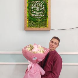 Букет роз с пионами и орхидеей