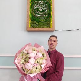 Букет роз с пионами и орхидеей
