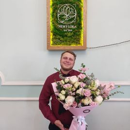 Букет роз с лизиантусом, эвкалиптом, антирринумом и мятой
