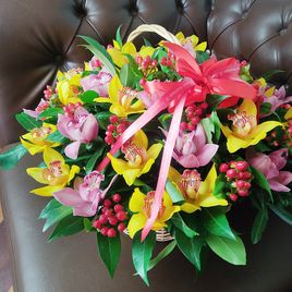 Корзина цветов с орхидеями и гиперикумом