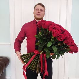 Букет 101 красная роза с атласной лентой