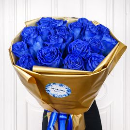 Монобукет из 19 синих роз в золотой упаковке