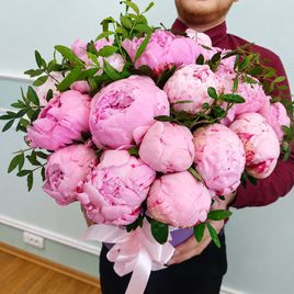 Шляпная коробка 23 крупных розовых пионов
