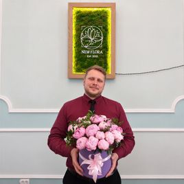 Шляпная коробка 23 крупных розовых пионов