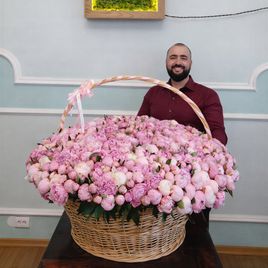Корзина из 501 розового пиона