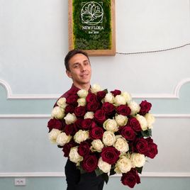 Букет 51 роза высотой 100 см цвет микс (Эквадор)