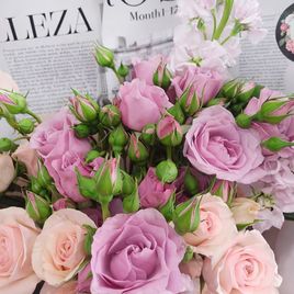 Букет 7 кустовых роз с маттиолой