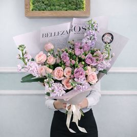 Букет 7 кустовых роз с маттиолой