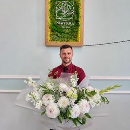 Букет 9 белых георгинов с маттиолой