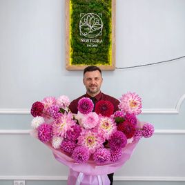 Букет 25 ярко-розовых георгинов (цвет микс)