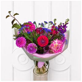 Букет георгинов с маттиолой и скабиозой