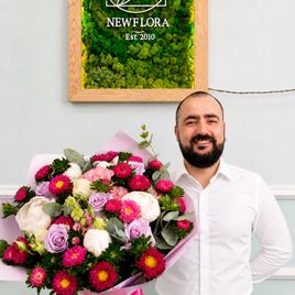 Букет пионов с лизиантусом и розами