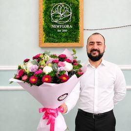 Букет пионов с лизиантусом и розами