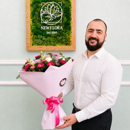 Букет пионов с лизиантусом и розами
