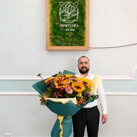 Букет подсолнухов с астрой и пижмой