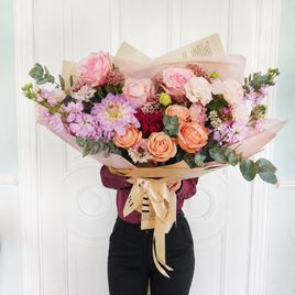 Букет пионовидных роз с целозией и маттиолой