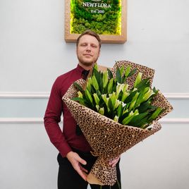 Букет 15 лилий в леопардовой упаковке с шипами (18+)