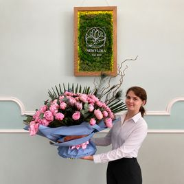 Букет 81 розовый пион с перьями павлина