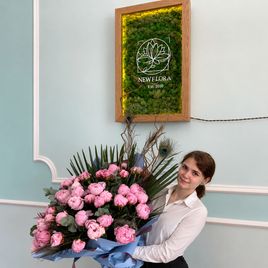 Букет 81 розовый пион с перьями павлина